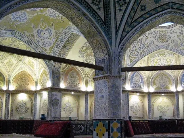 Çinili kubbesiyle hamam içi — Gayrettepe, Masaj Salonun